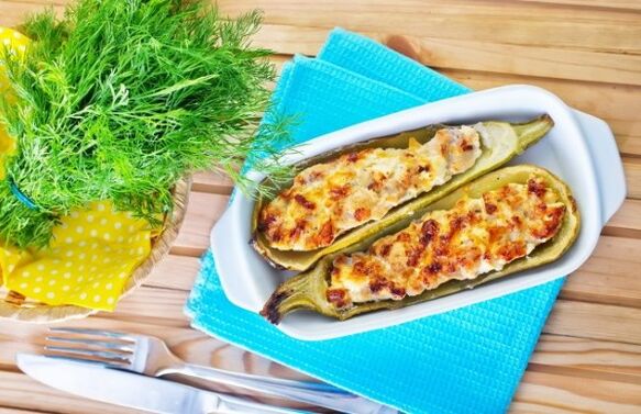 Diet Mediterranean kaya dengan hidangan sayur-sayuran, seperti zucchini dengan keju feta