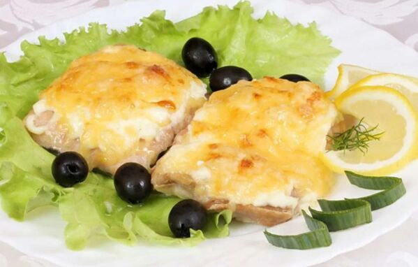 Ikan bakar dengan keju akan menjadi hidangan lazat dan sihat dalam menu diet Mediterranean. 