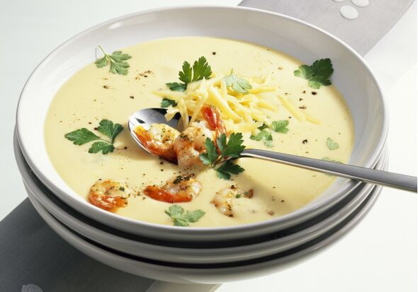 Makan tengah hari diet Mediterranean mungkin termasuk krim keju dan sup makanan laut. 