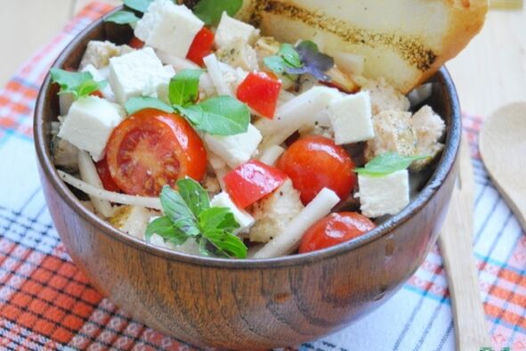 Salad bijirin dengan beras basmati untuk mereka yang ingin menurunkan berat badan dengan diet Mediterranean