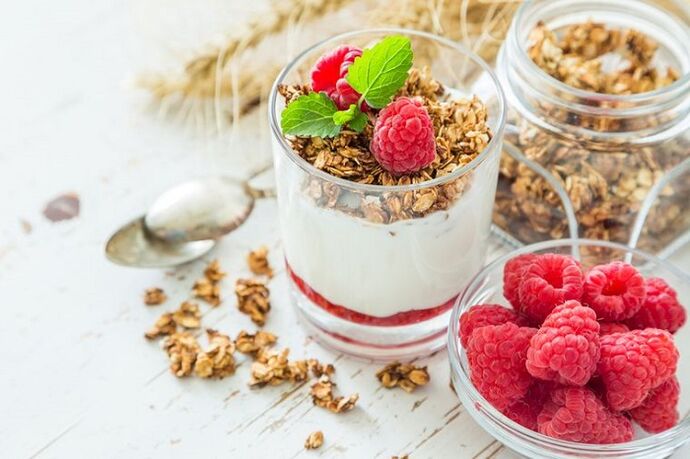 yogurt dengan raspberi dan muesli untuk menurunkan berat badan